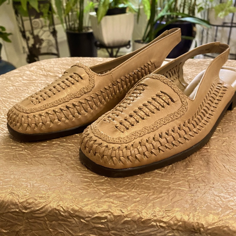 CARRIAGE COURT LOAFERS NWOT - Picture 3 of 6